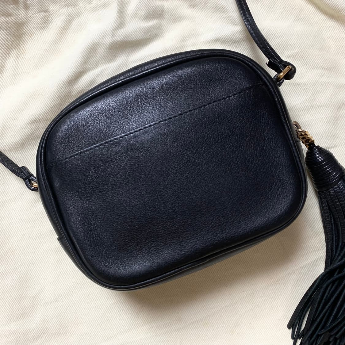 정품) 생로랑 YSL 블랙 레더 모노그램 태슬 블로거 미니 크로스백 금장 상품이미지2