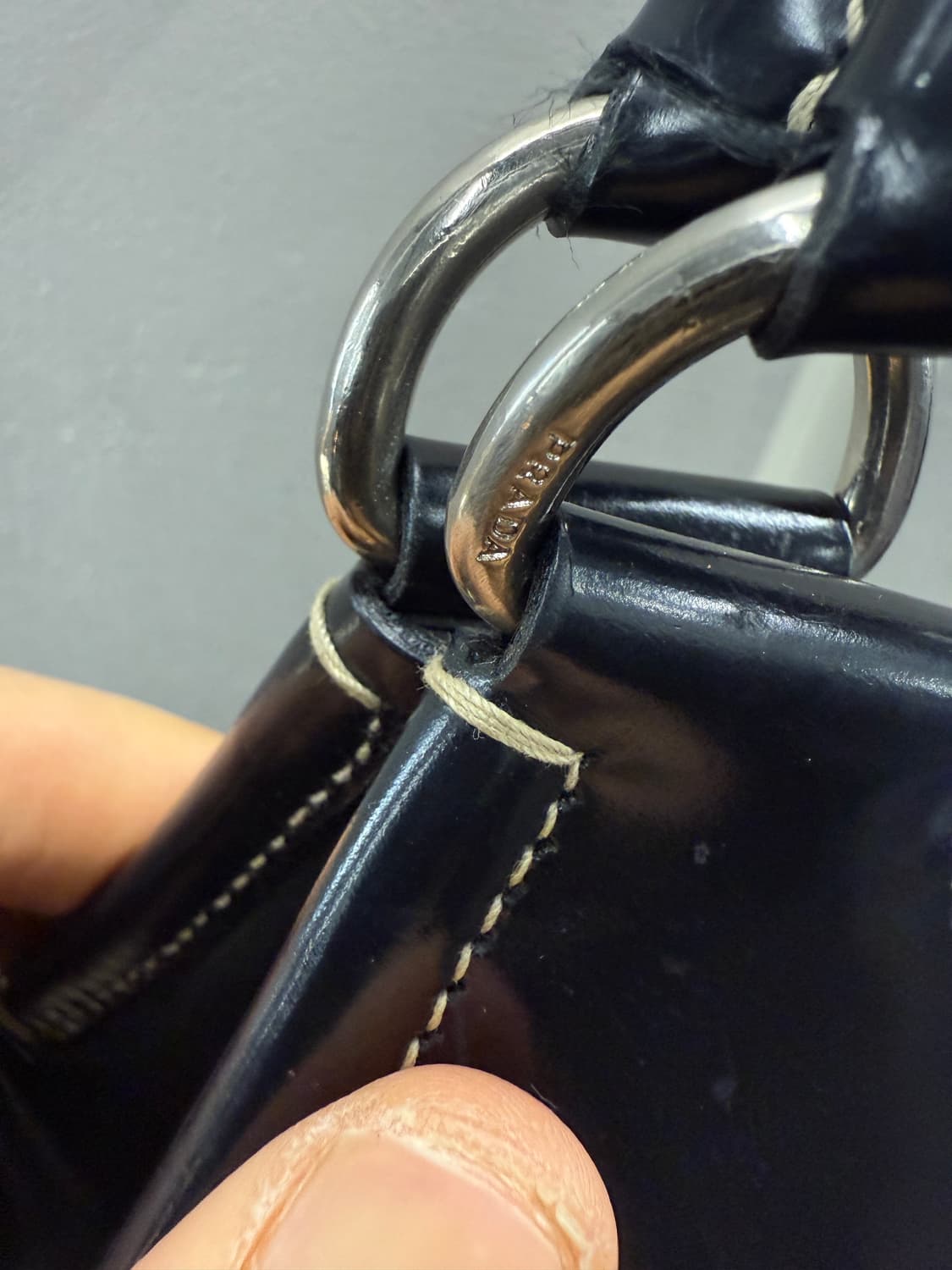 프라다 정품테수토 링 장식 레더 트리밍 숄더백 상품이미지5