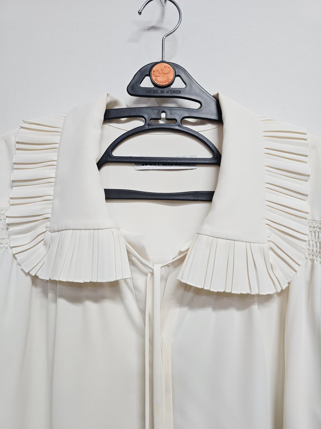 럭키슈에뜨 프릴 카라 아이보리 블라우스 상품이미지2