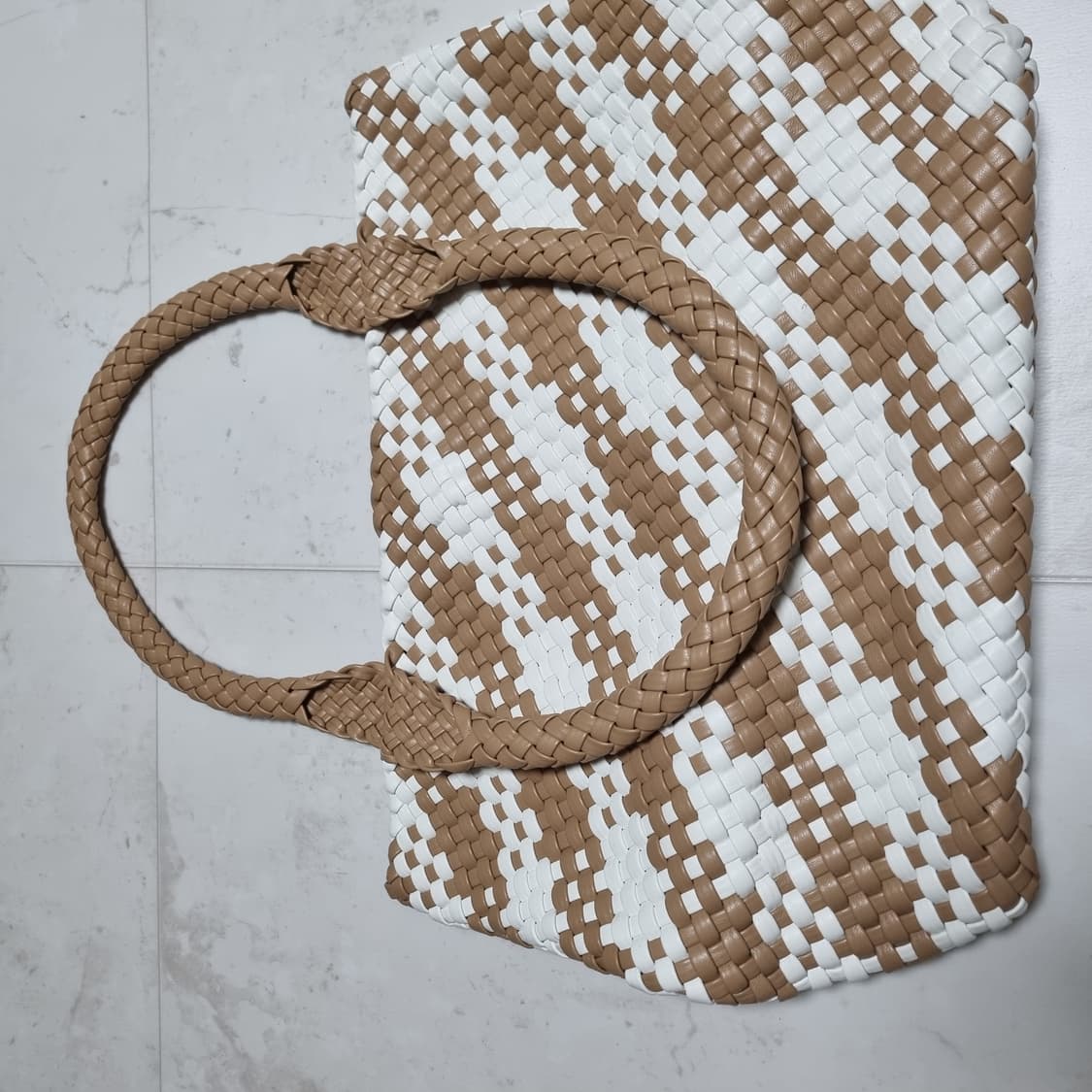 라탄 짜임 토트백 브라운/화이트 상품이미지1