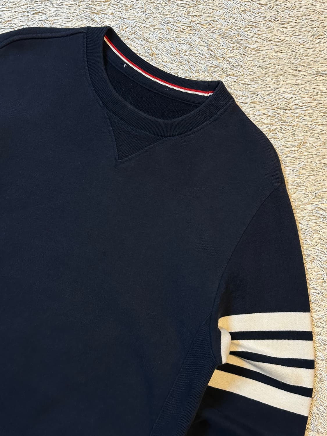 톰브라운 사선완장 클래식 맨투맨 네이비 상품이미지2