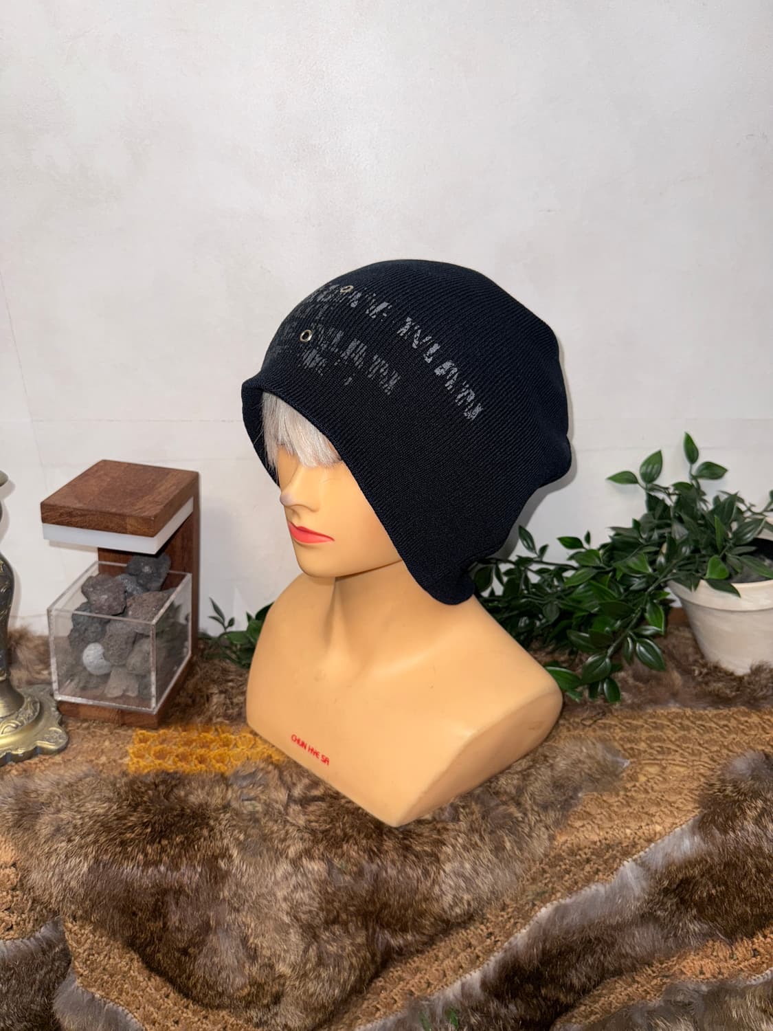 Black eyelet lettering loose knit beanie 상품이미지1