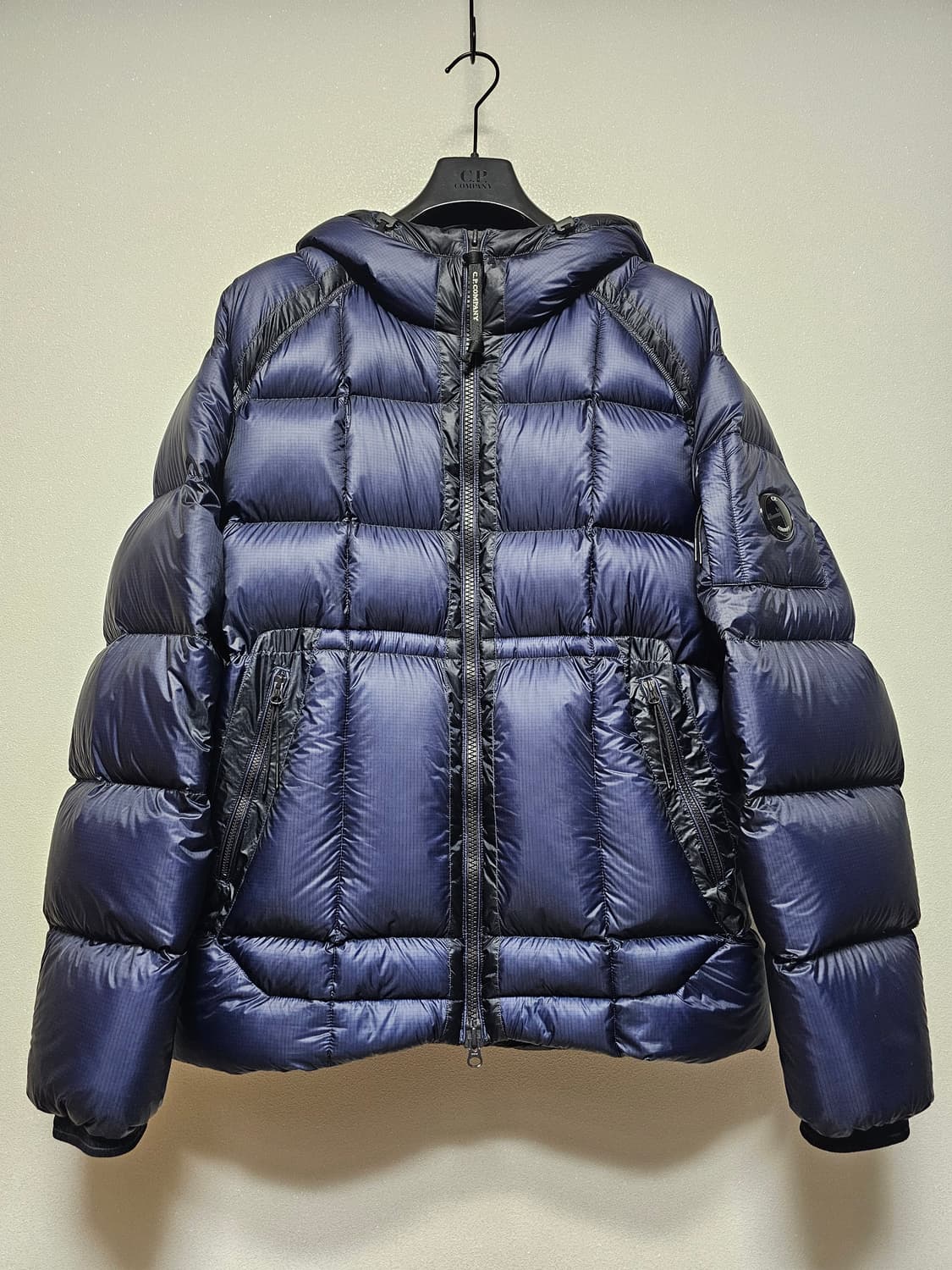 CP컴퍼니 DD쉘 후드 미디엄 다운 자켓 24FW 상품이미지1