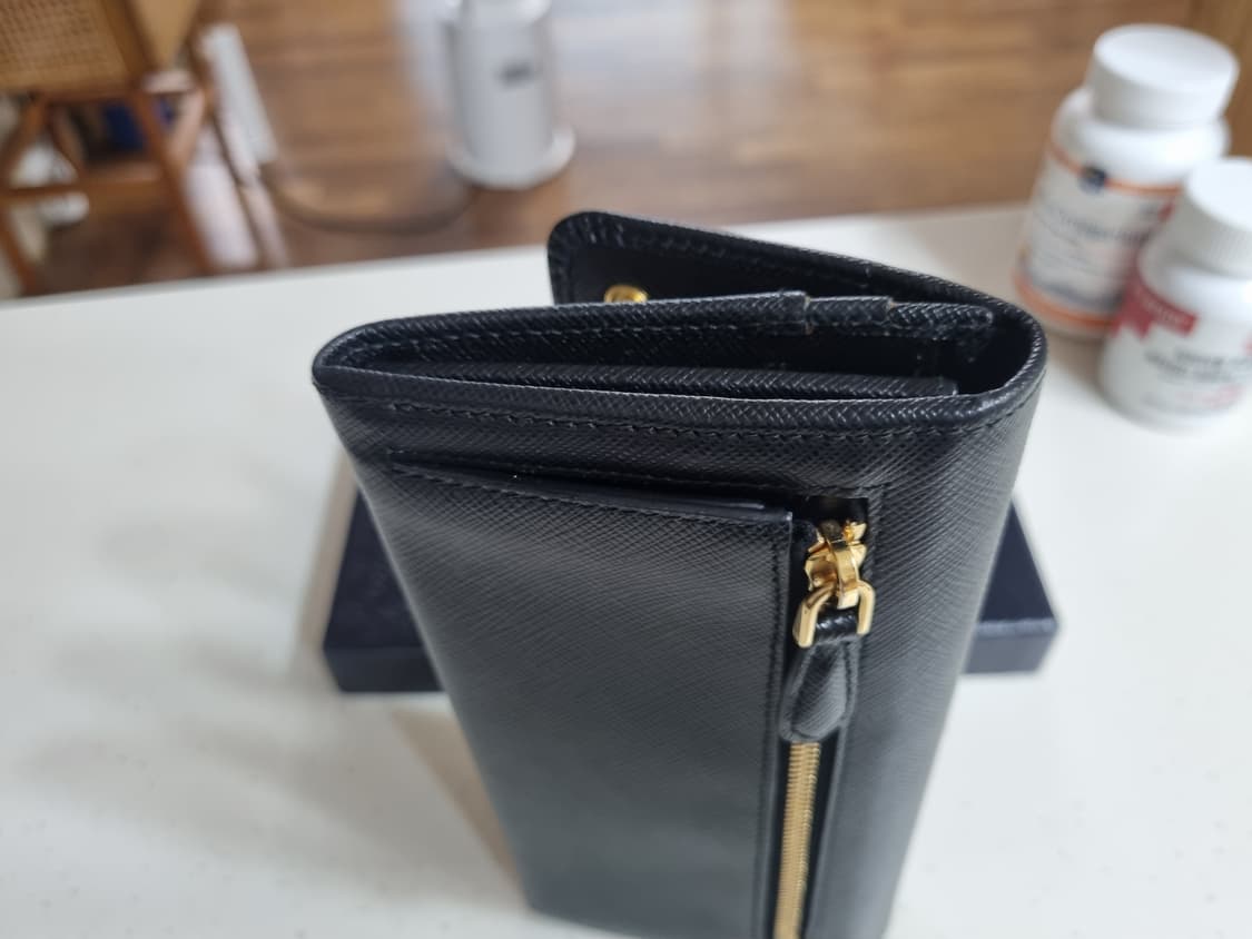 프라다 사피아노 레더 트라이앵글 로고 플랩 장지갑 블랙 상품이미지7