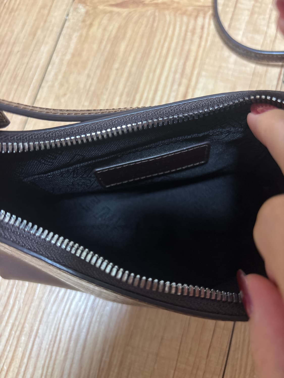 마지셔우드 HOBO MINI STRAP dark brown crinkle 상품이미지2