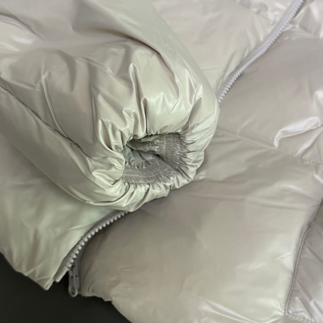 무신사스탠다드우먼 덕다운 글로시 숏패딩 푸퍼 베이지 s 상품이미지4