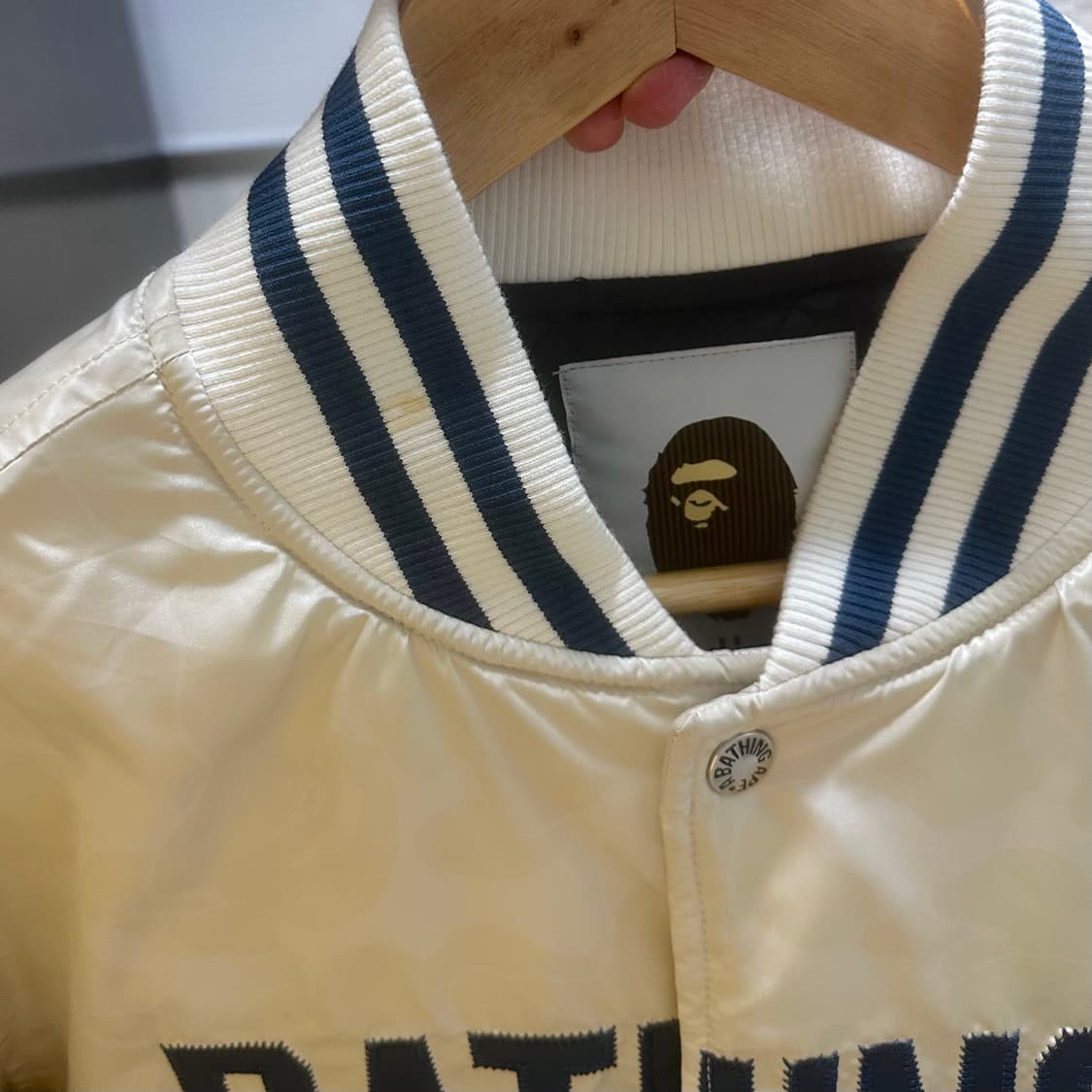 베이프 솔리드 카모 NYC 로고 나일론 바시티 블루종 자켓 아이보리 상품이미지2