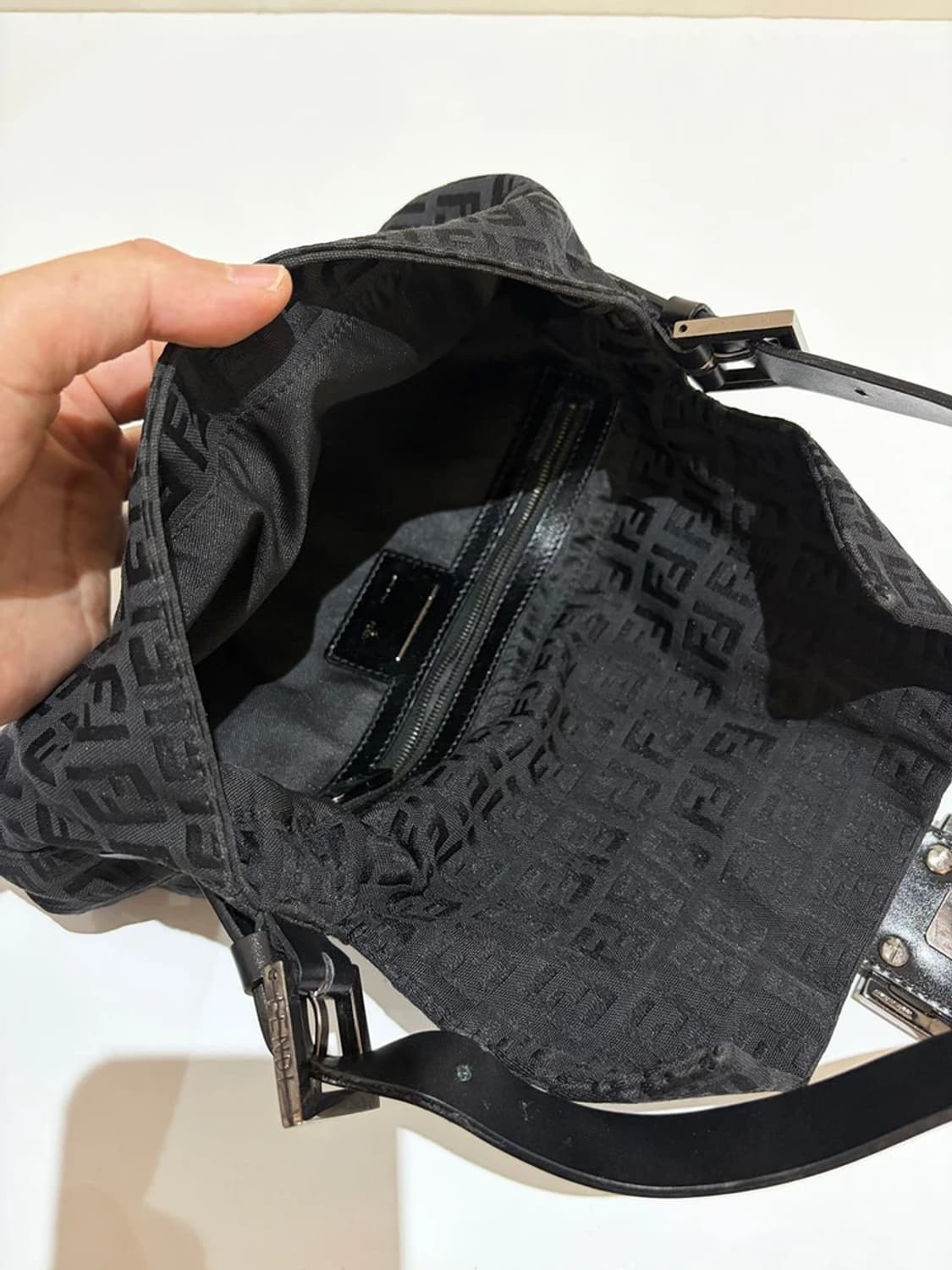 펜디 FENDI 아이코닉 주카 캔버스 바게트 백 Q1568 상품이미지6
