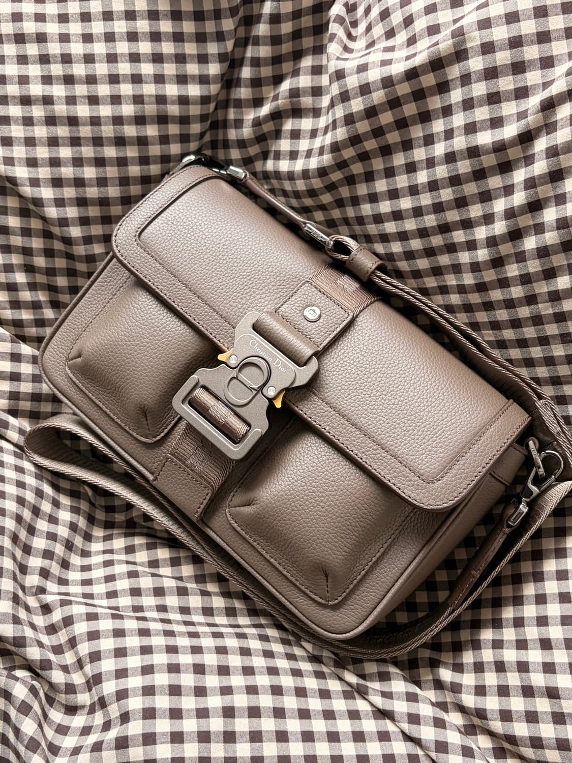 디올 남성 힛 더 로드 스트랩 브라운 크로스백 상품이미지1