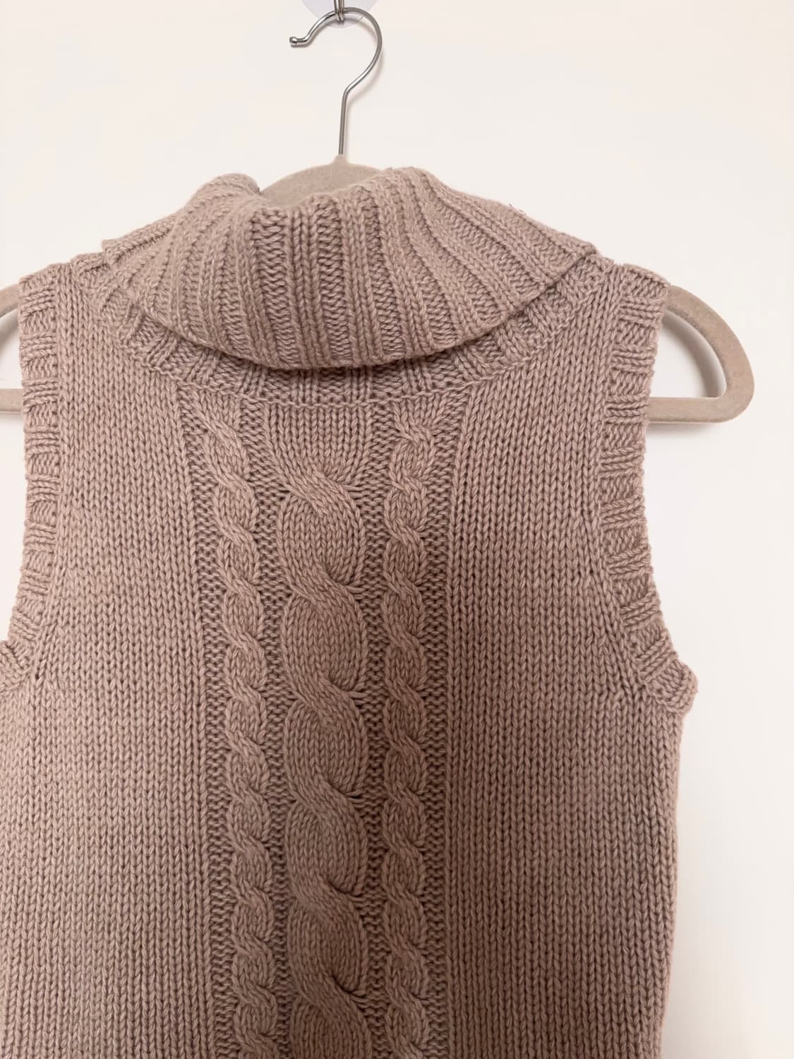 라떼갸루 로걀탑 터틀넥 슬리브리스 니트 상품이미지3