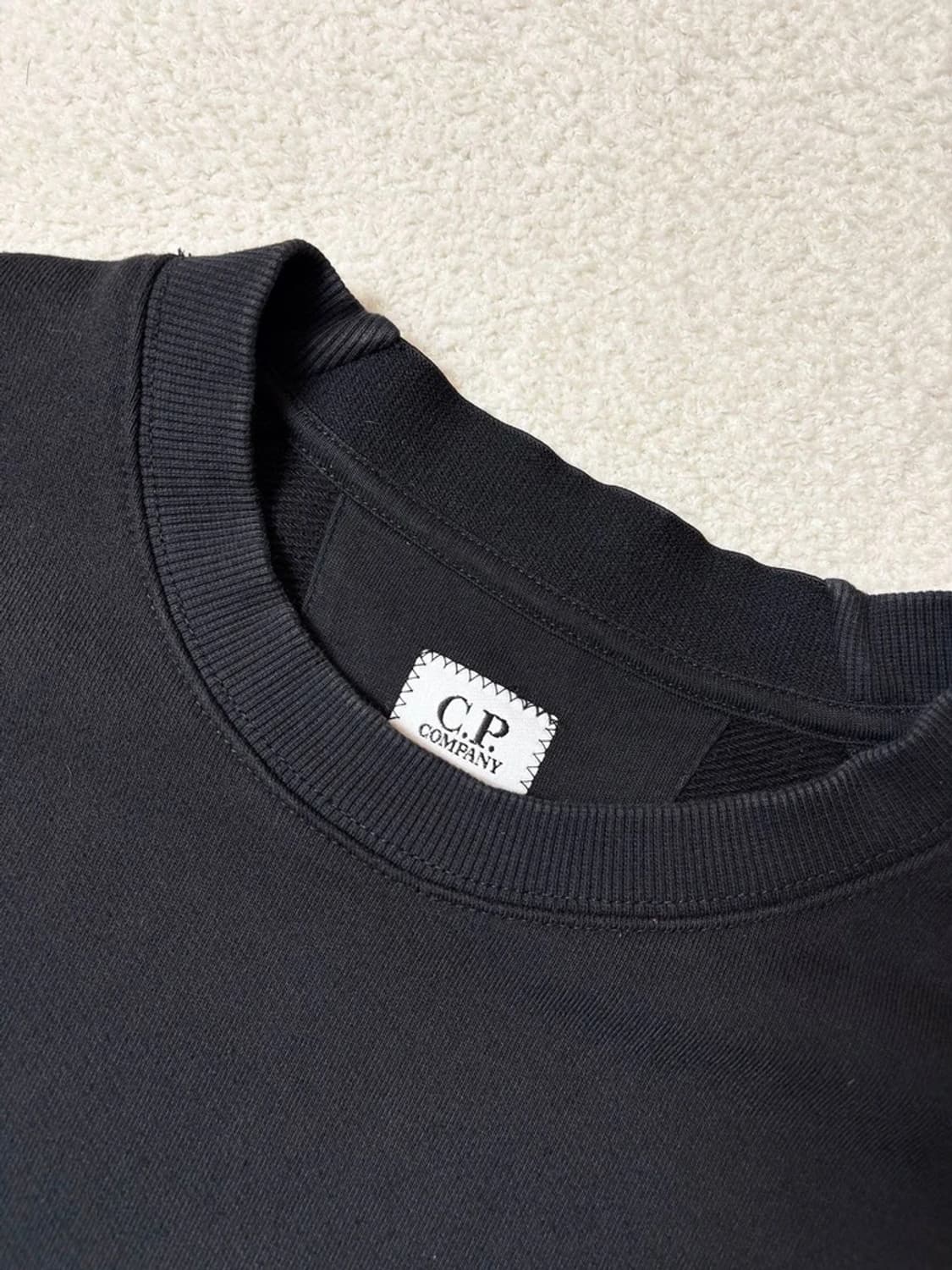 cp컴퍼니 22ss 시그니처 렌즈 와펜 맨투맨 PN6567 상품이미지3