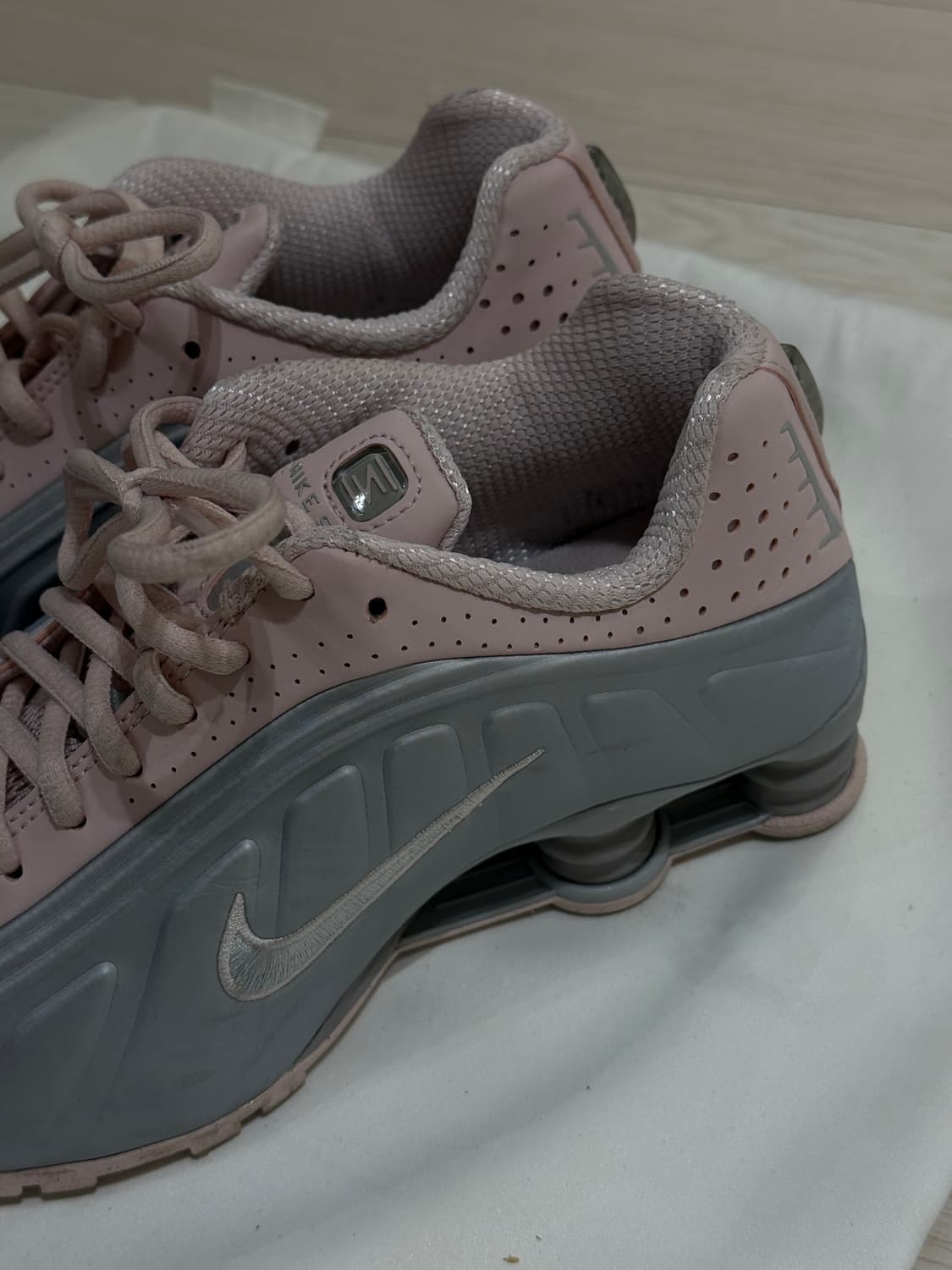 ‼️이사 처분 (1회착용) 나이키 샥스 R4 우먼스 베일리 로즈핑크실버 상품이미지4