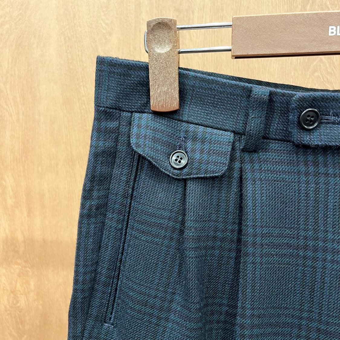 크리스찬 디올 코튼 팬츠 체크 패턴 플랩 버튼 포켓 플리츠 디테일 그린 상품이미지6