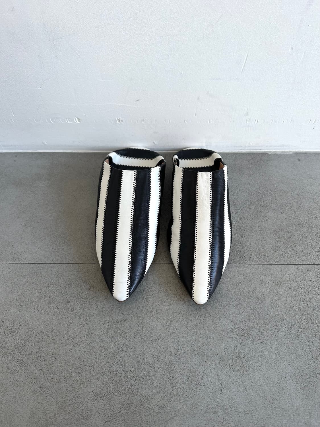 아크네 스튜디오 스트라이프 레더 플랫 뮬 상품이미지2