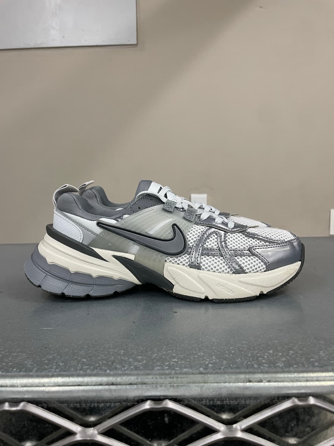 나이키 V2K 런 퓨어 울프 그레이 240 상품이미지4