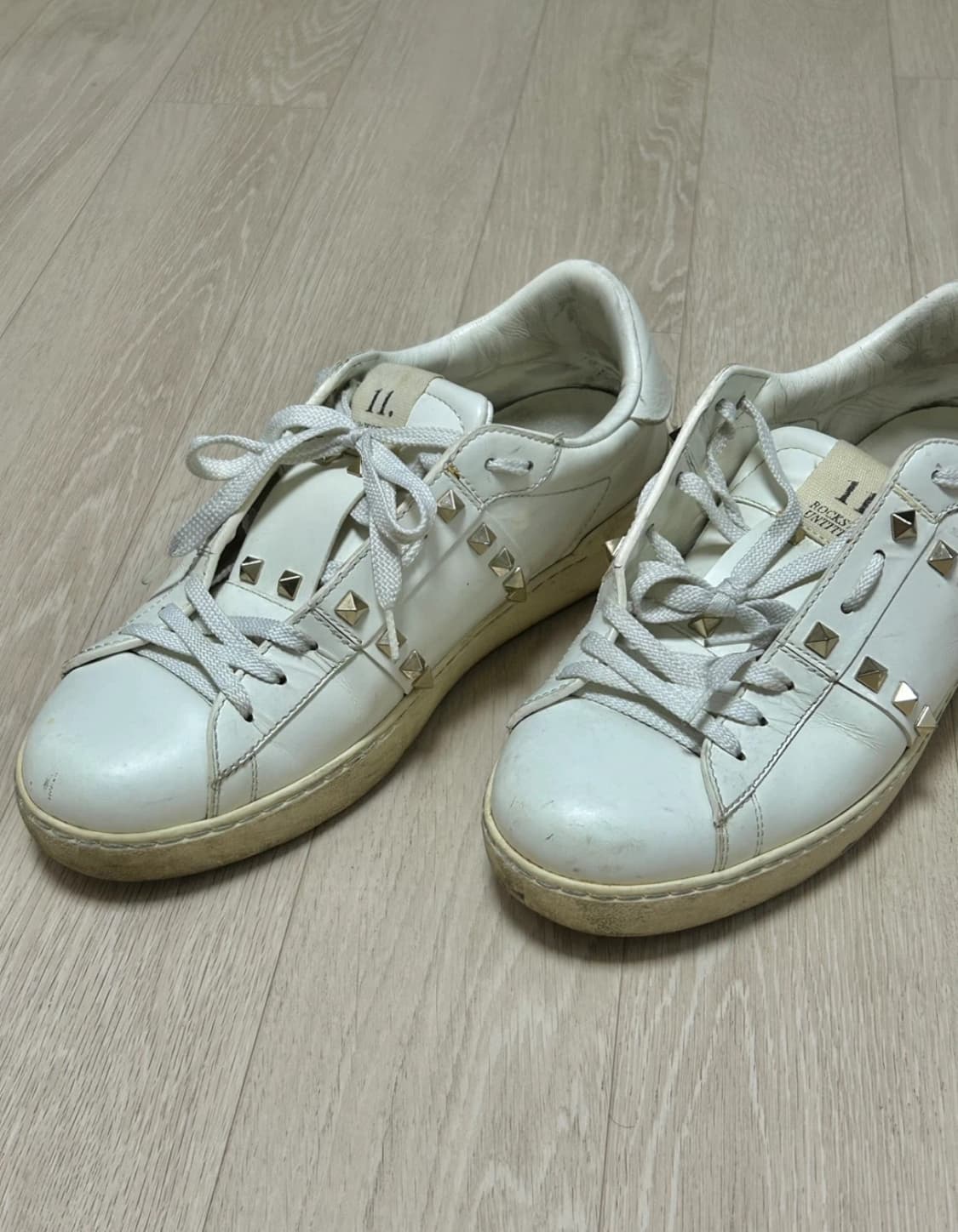 발렌티노 송아지 가죽 락스터드 언타이틀드 스니커즈 상품이미지5