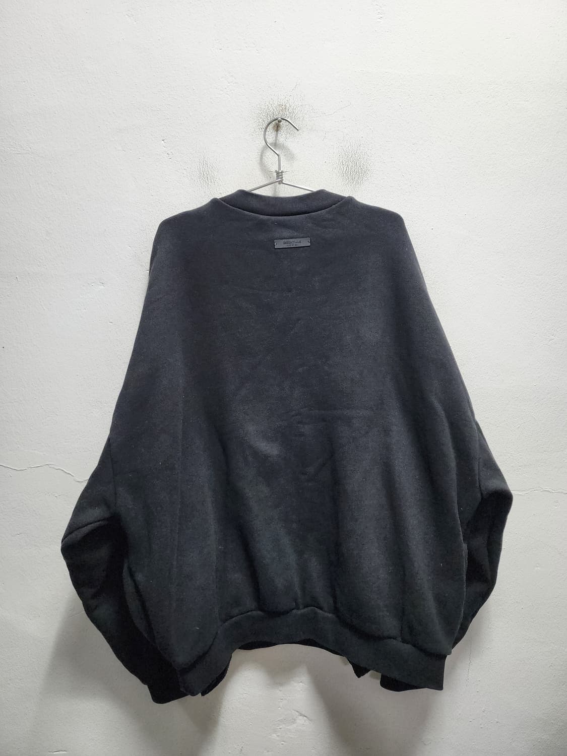 에센셜 24FW 스테이트 크루넥 맨투맨 블랙 상품이미지2