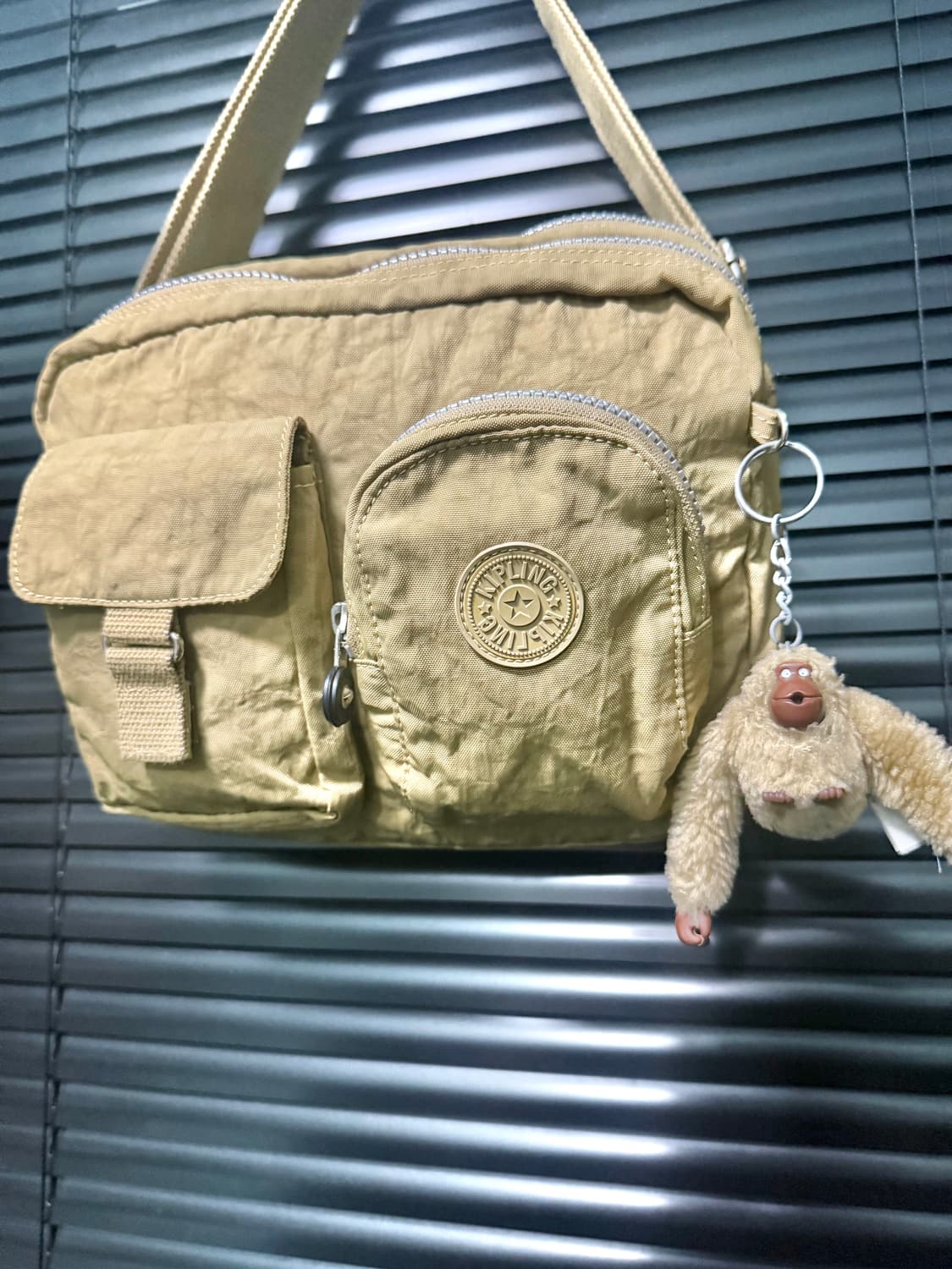 키플링 겨자색 크로스백 멀티 포켓 옐로우 고릴라 인형 키링 가방 숄더백  상품이미지4