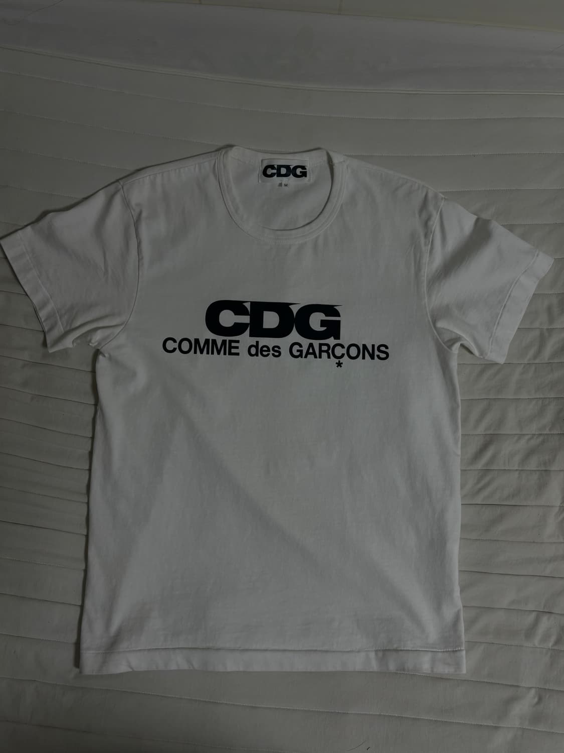 꼼데가르송 CDG 반팔 화이트 새상품급 상품이미지3