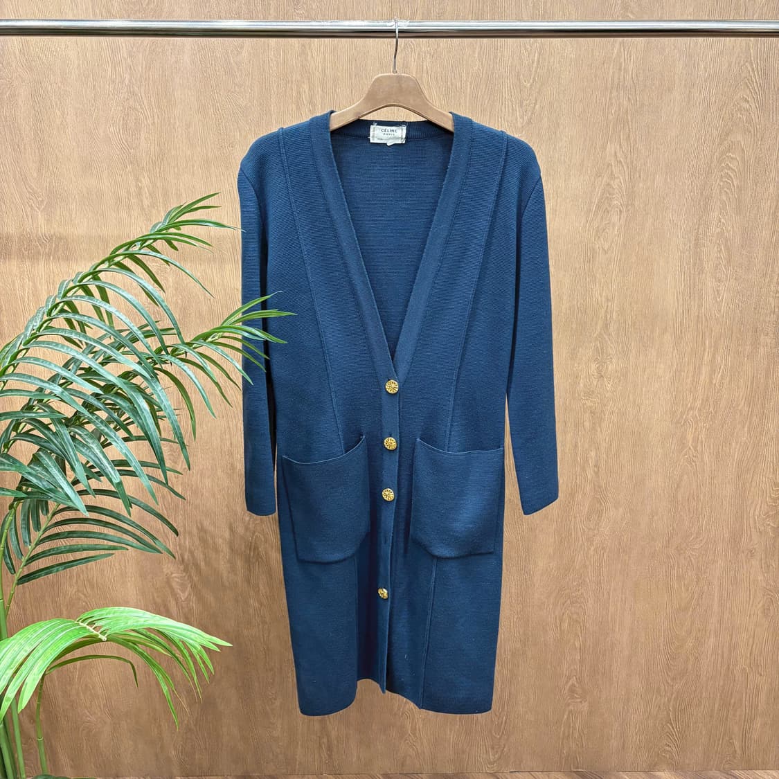 셀린느 딥 브이넥 긴팔 울 롱 가디건 골드 메탈 버튼 포켓 디테일 블루 상품이미지1