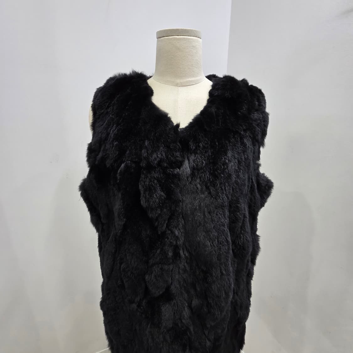 KRYDDERI 블랙 렉스 래빗 퍼 롱 베스트 상품이미지4