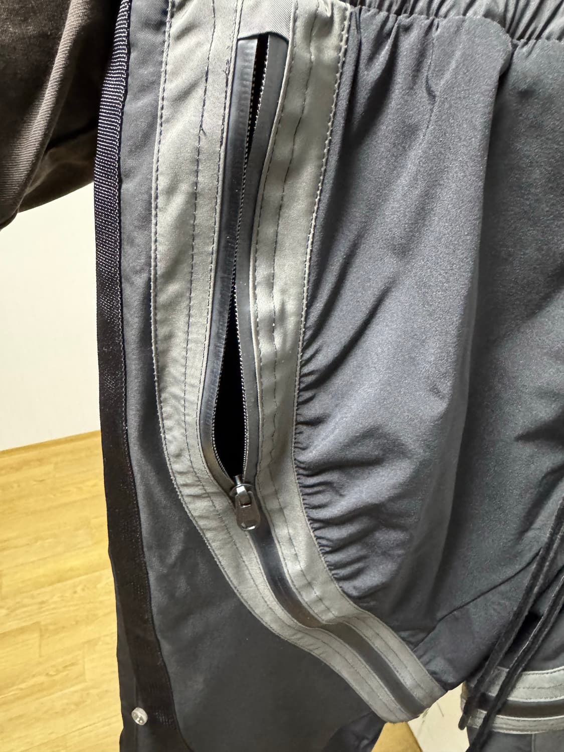 언더마이카 리전.01 트위스트 지퍼 라인 테이핑 팬츠 블랙 올리브 상품이미지3