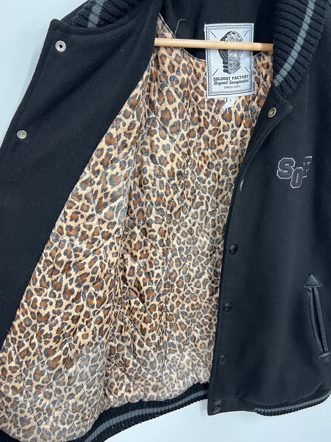 솔드아웃팩토리 안감 레오파드 퀼팅 소가죽 바시티 자켓 상품이미지6