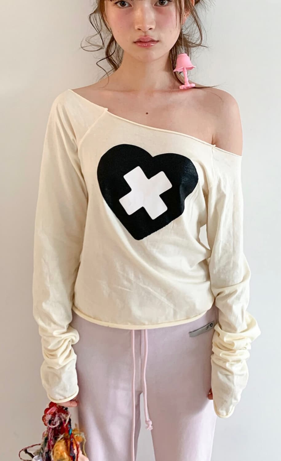 샵페어리 크로스 하트 컷오프 티셔츠 크림 상품이미지2