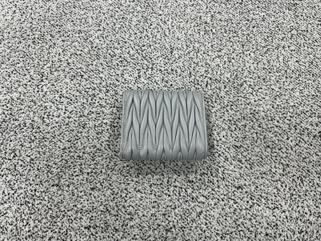 [새상품급] 미우미우 스몰 마테라쎄 나파 가죽 지갑 상품이미지4