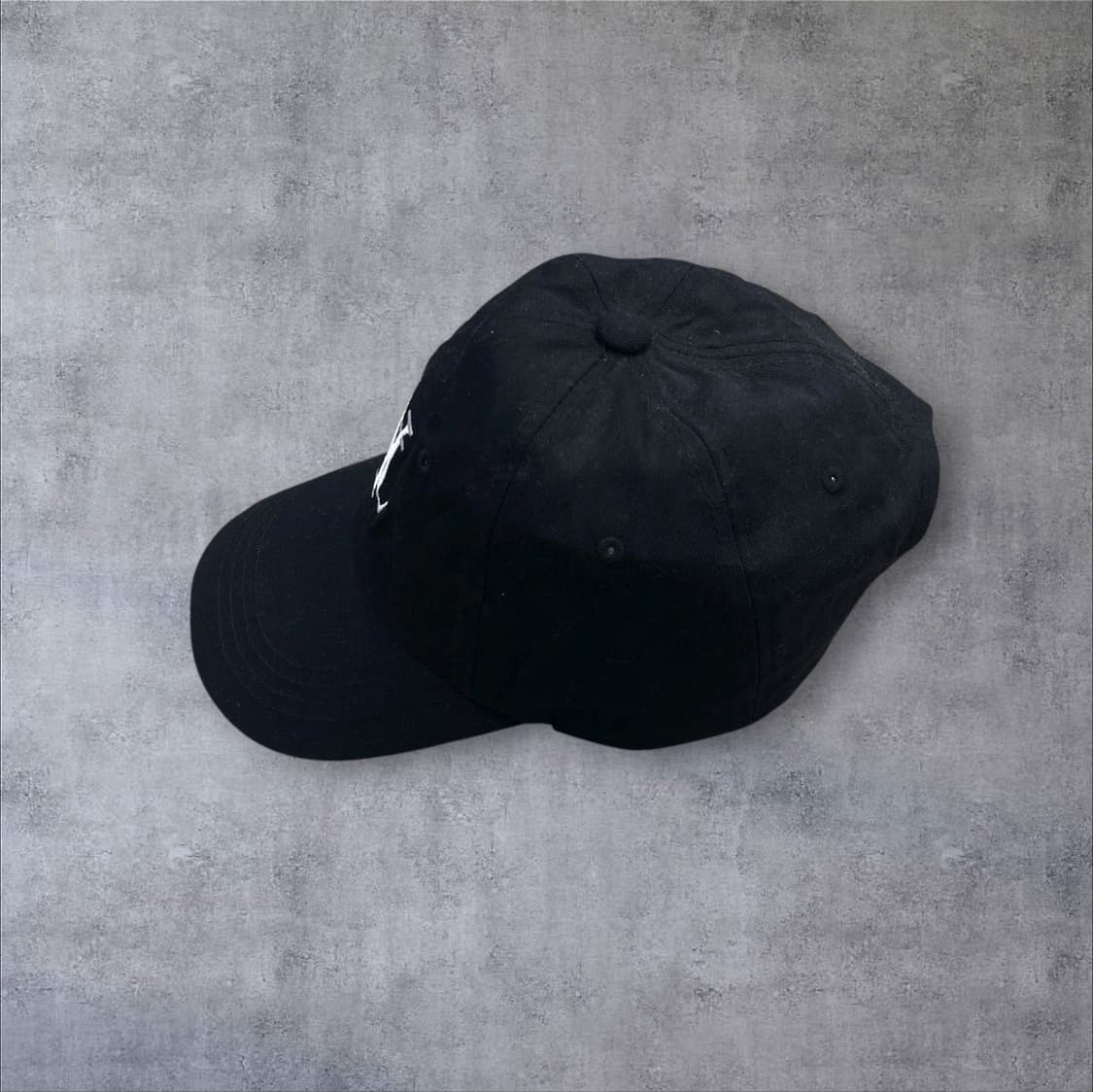 우알롱 블랙 컬러 베이직 로고 볼캡 상품이미지2