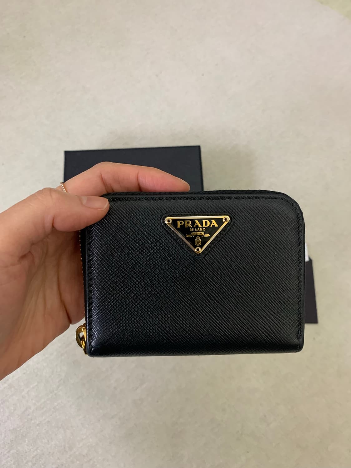 프라다 삼각로고 사피아노 지퍼돌이 지갑 상품이미지2