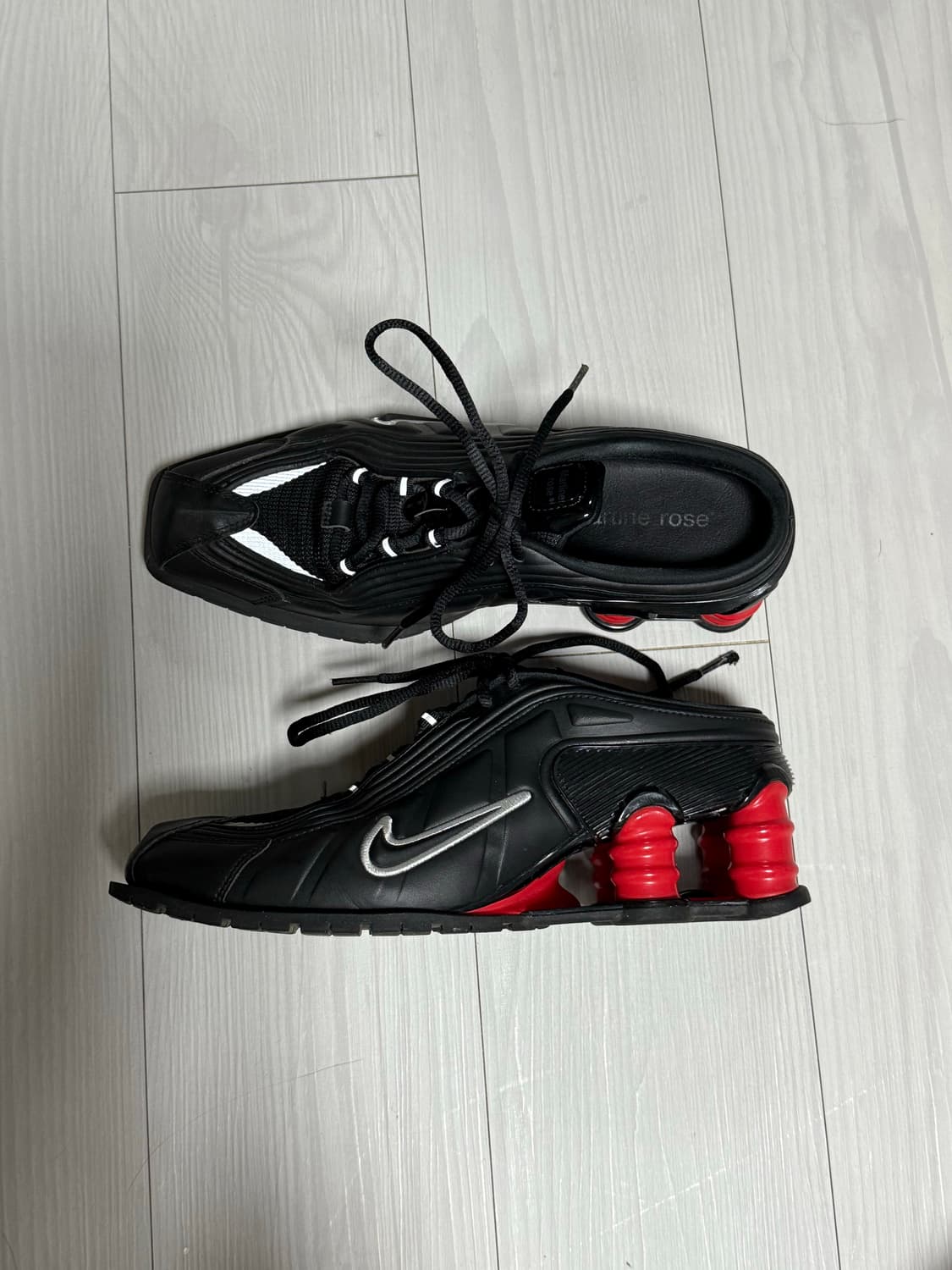 Nike x Martine Rose Shox MR4 Black (250) 상품이미지4