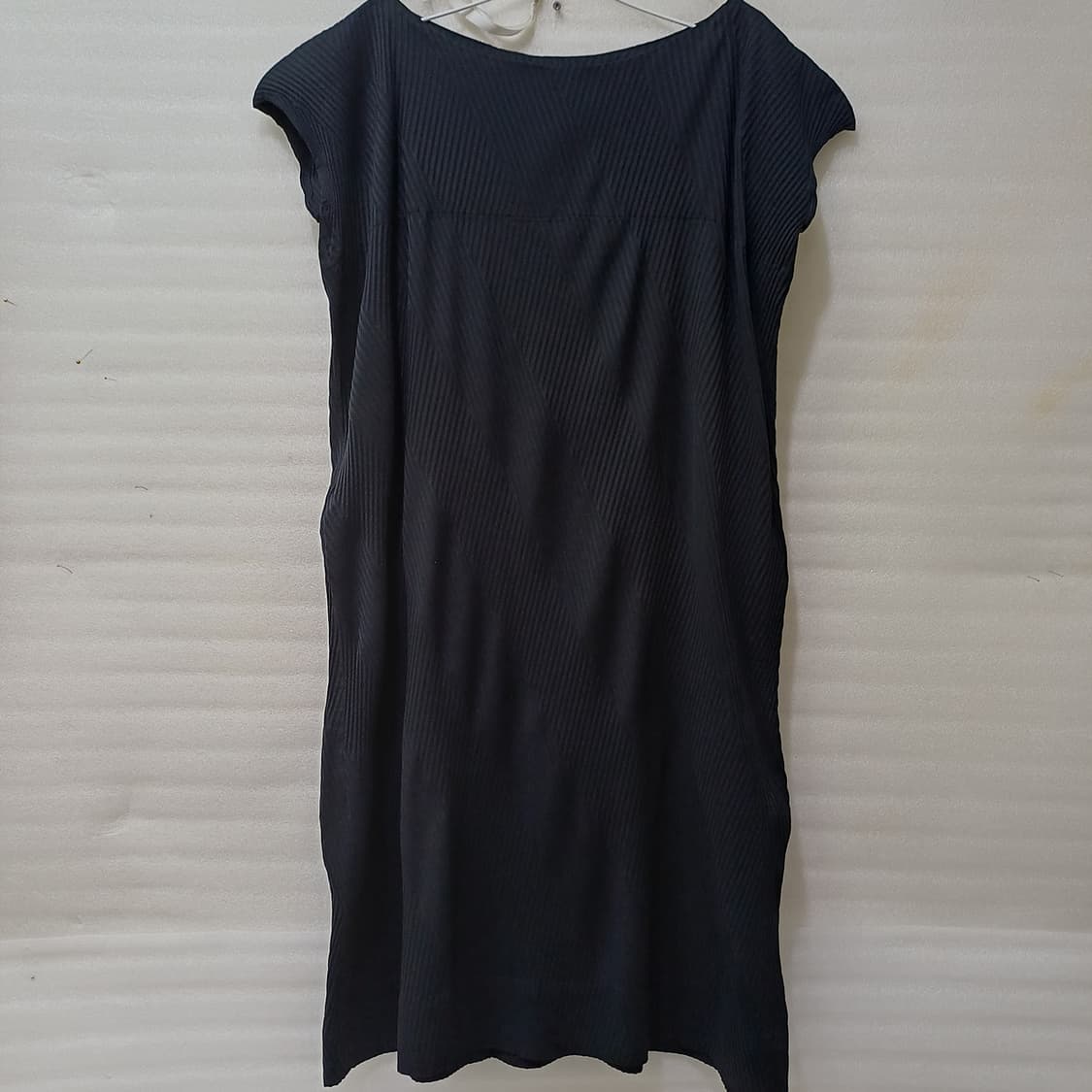 삼성물산 이세이미야케 플리츠 민소매 캡소매 원피스 2 블랙 사랑봉봉 상품이미지1