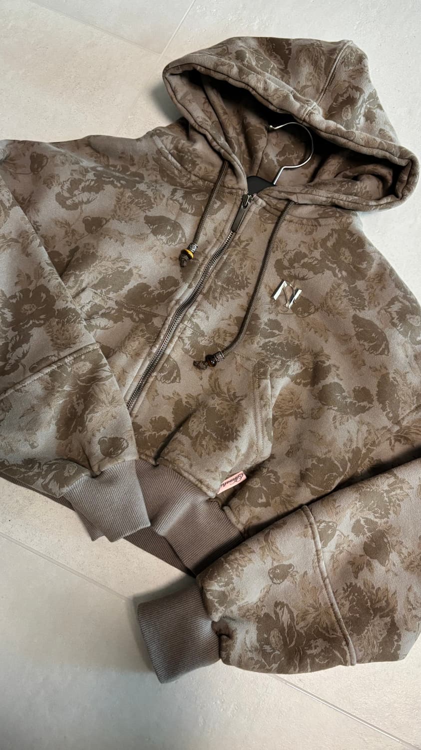 뉴얼린 플라워 비즈 엠블럼 후드집업 카키브라운 상품이미지1