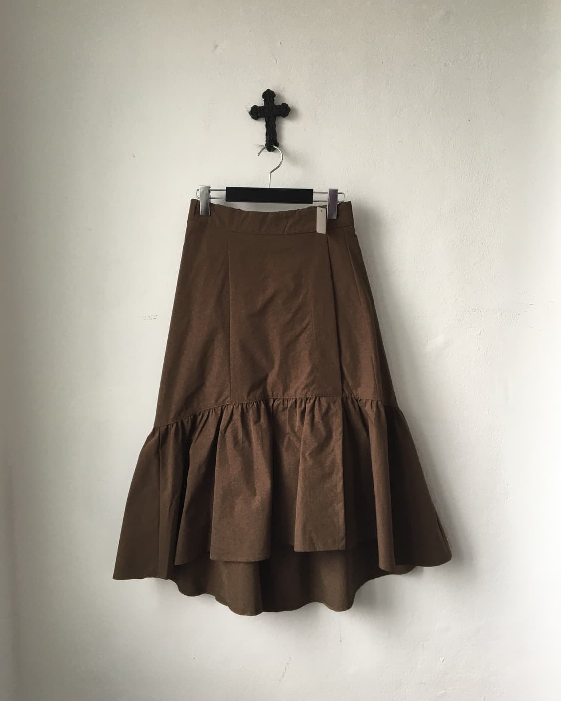 Unbalanced glossy skirt 상품이미지1