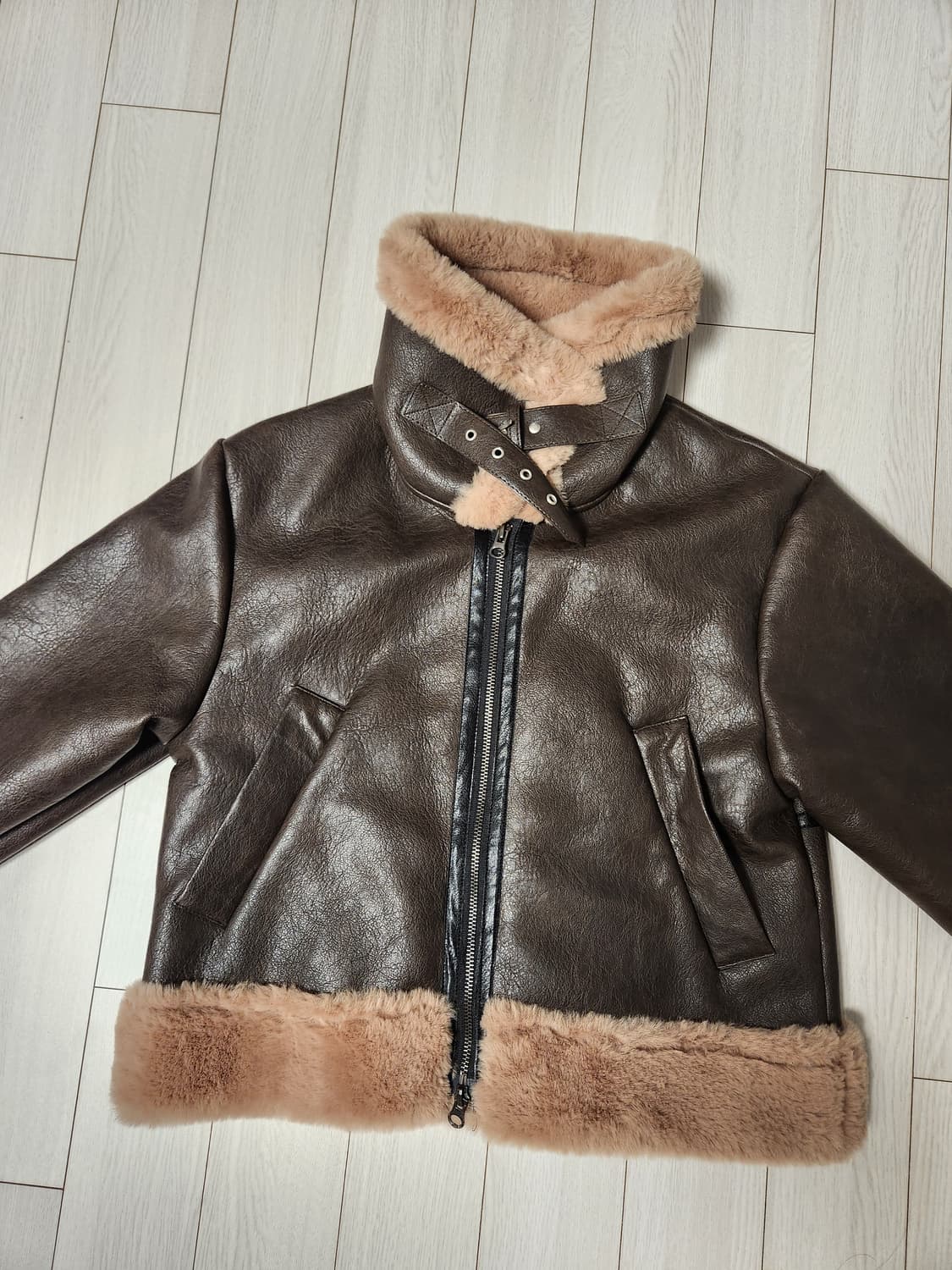 MUYBIEN 크롭 무스탕 사이즈F

얼핏보면 거의 새거처럼 관리되어 있 상품이미지2