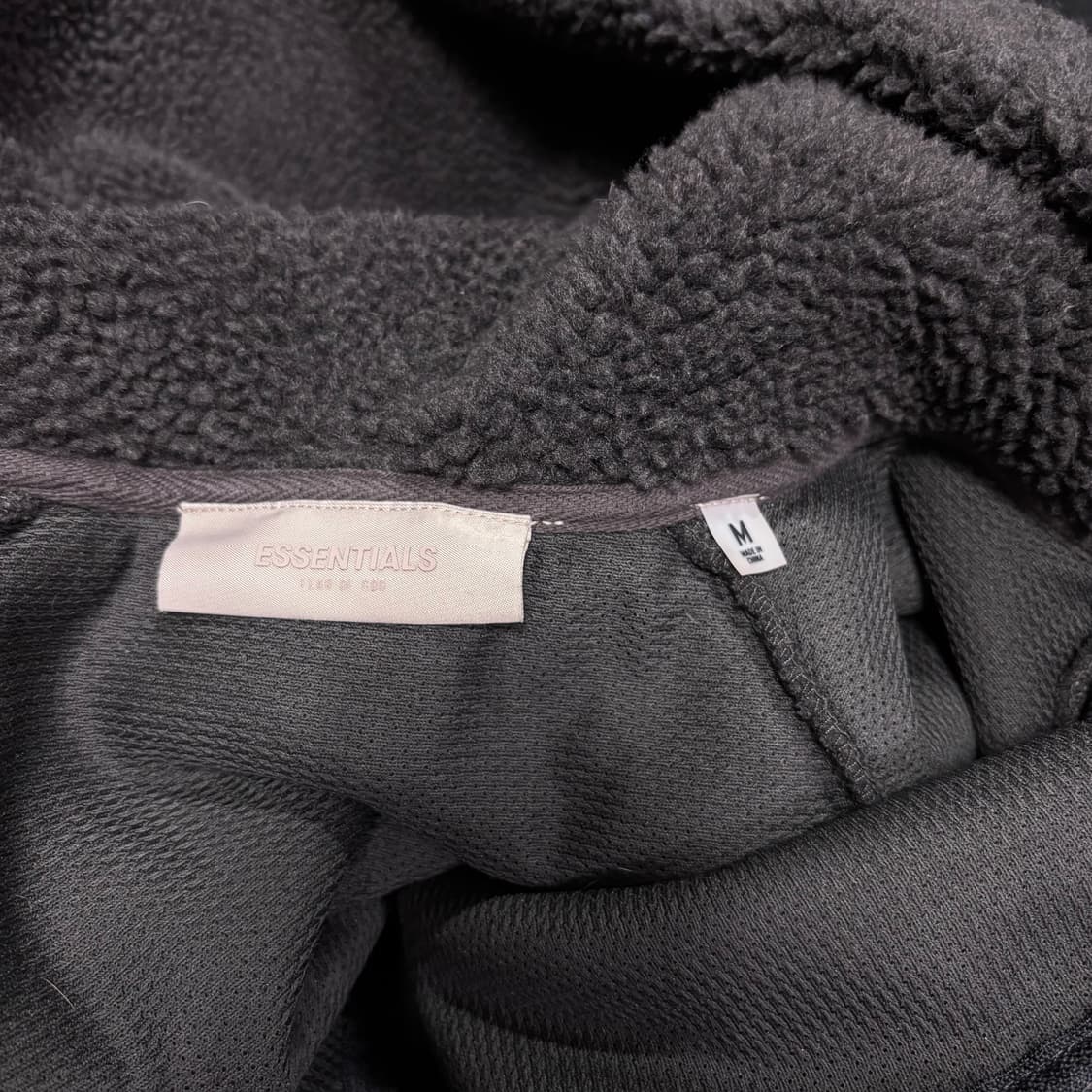 M 피어오브갓 에센셜 블랙 반집업 아노락 플리스 후드티 상품이미지5