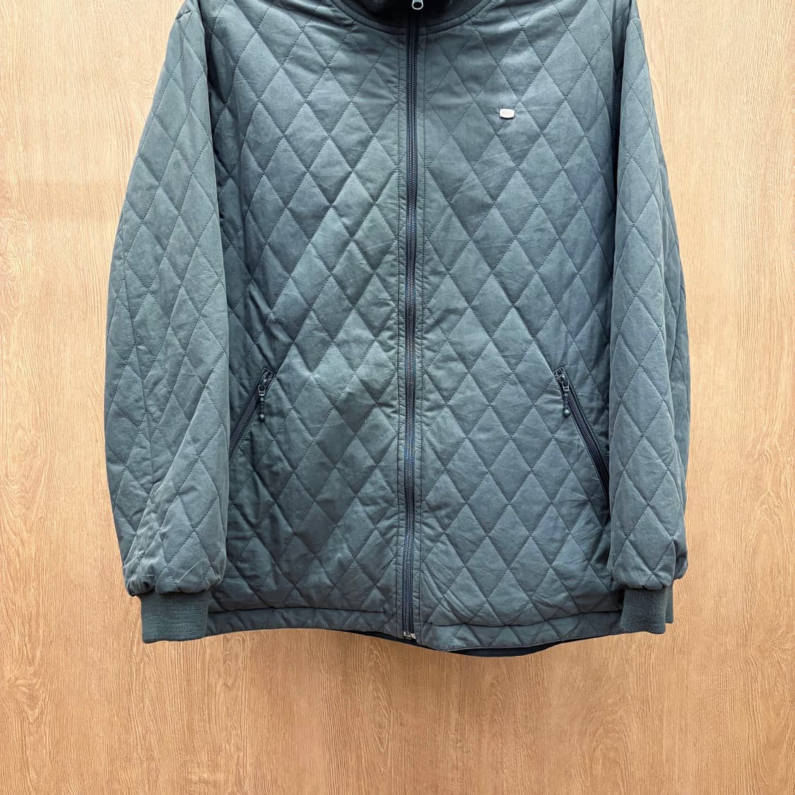 라코스테 리버시블 자켓 퀄팅 패턴 솔리드 메탈 로고 디테일 카키 블랙 상품이미지7