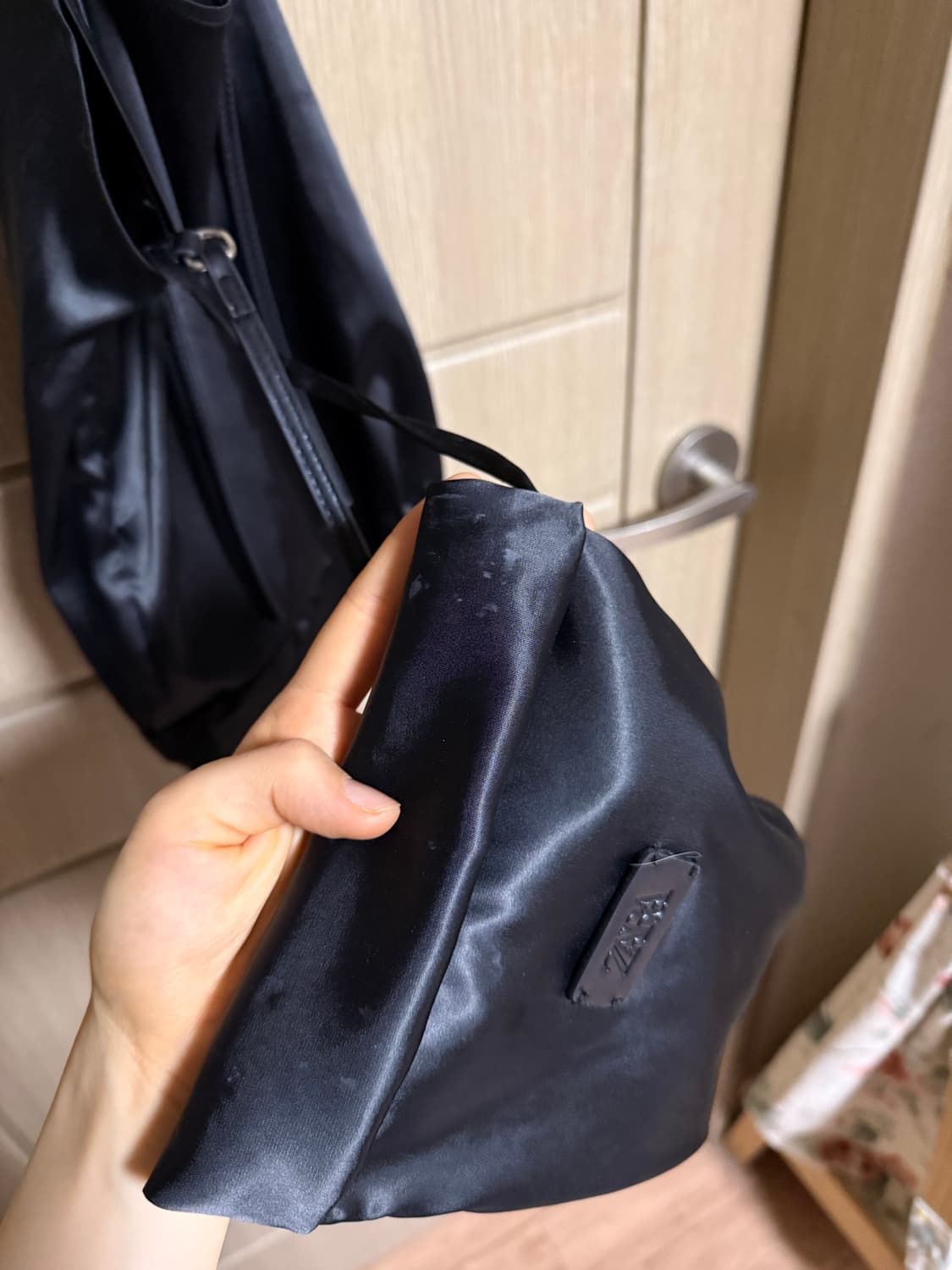 자라 블랙 새틴 토트백 상품이미지3