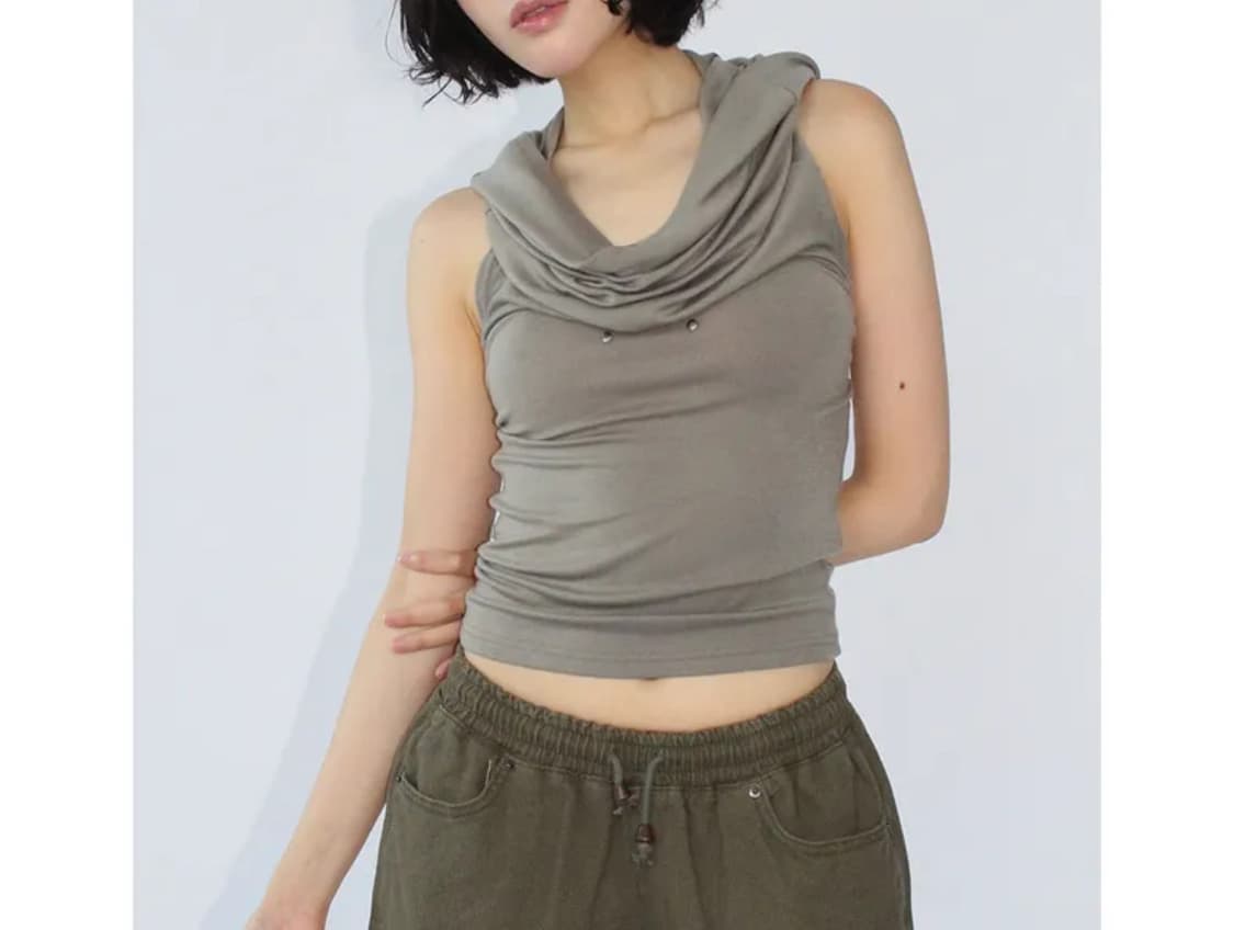 이오엔 듄 스터드 백리스 나시 슬리브리스 카키 상품이미지1