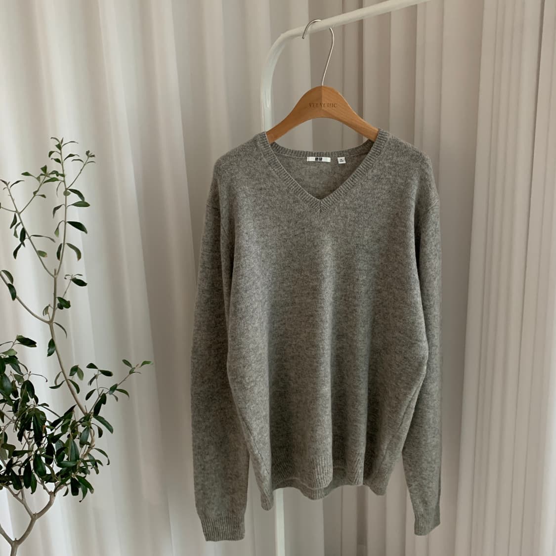 유니클로 PURE NEW WOOL 100 브이넥 니트 상품이미지1