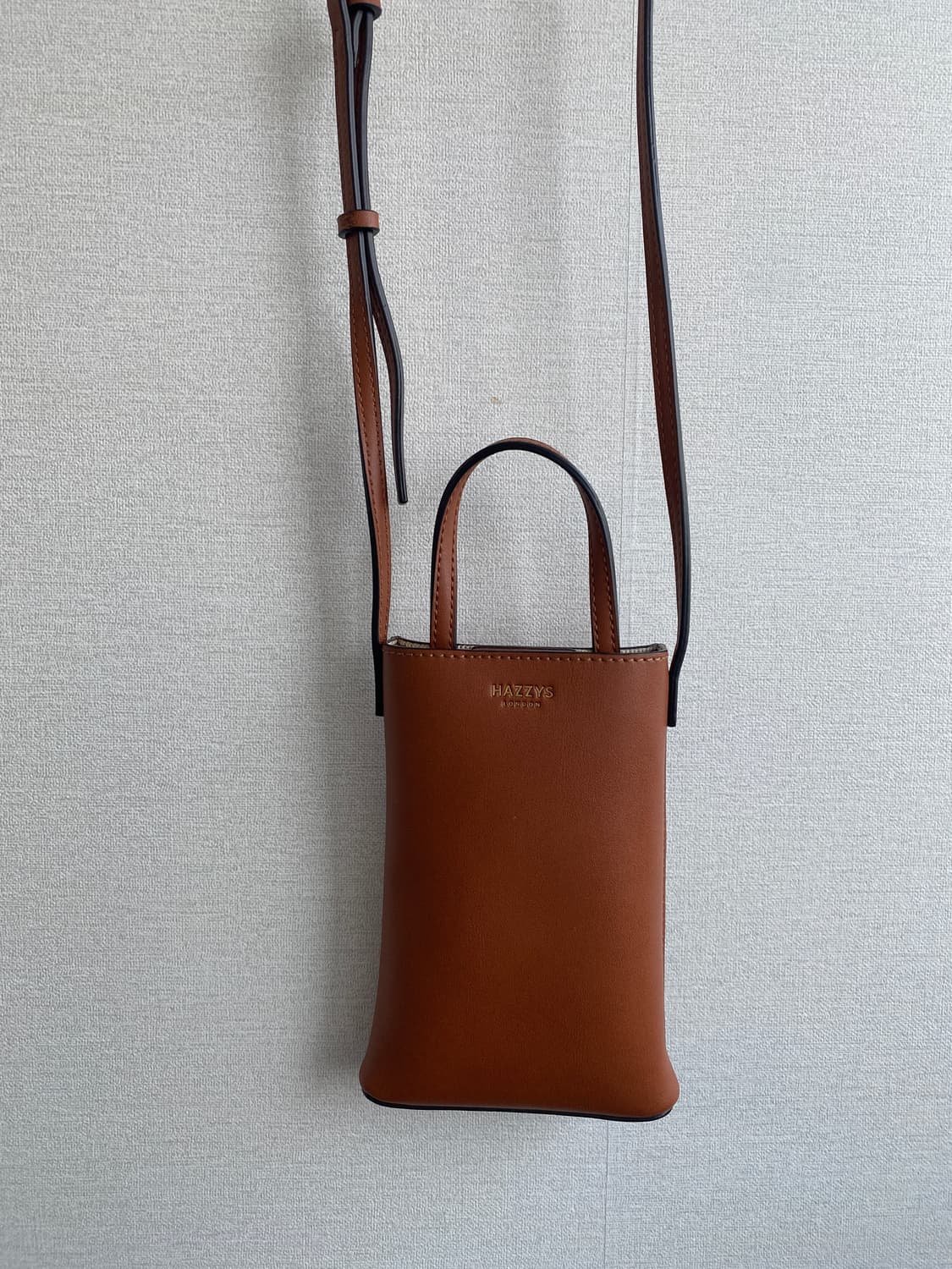 헤지스 가죽 미니 크로스백 상품이미지1