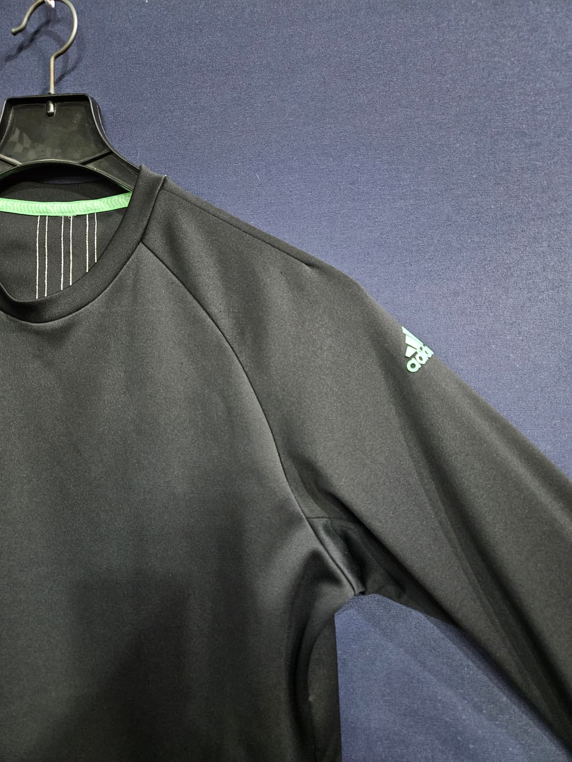 아디다스 삼선 블랙차콜 남성 슬림핏 100 맨투맨  상품이미지4