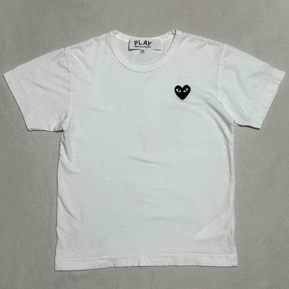 XS 꼼데가르송 여성용 블랙 하트 와펜 화이트 반팔 티셔츠 상품이미지2