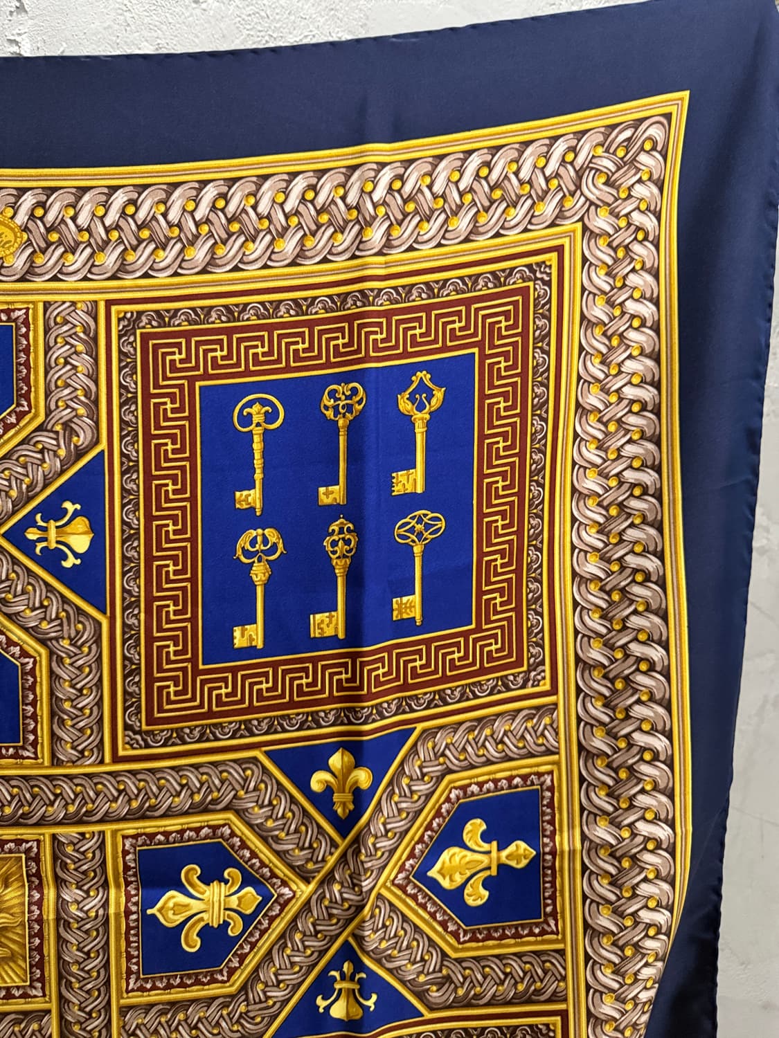 잔프랑코 로티 피렌체 실크 스카프 헤럴딕 메달리온 네이비 상품이미지5