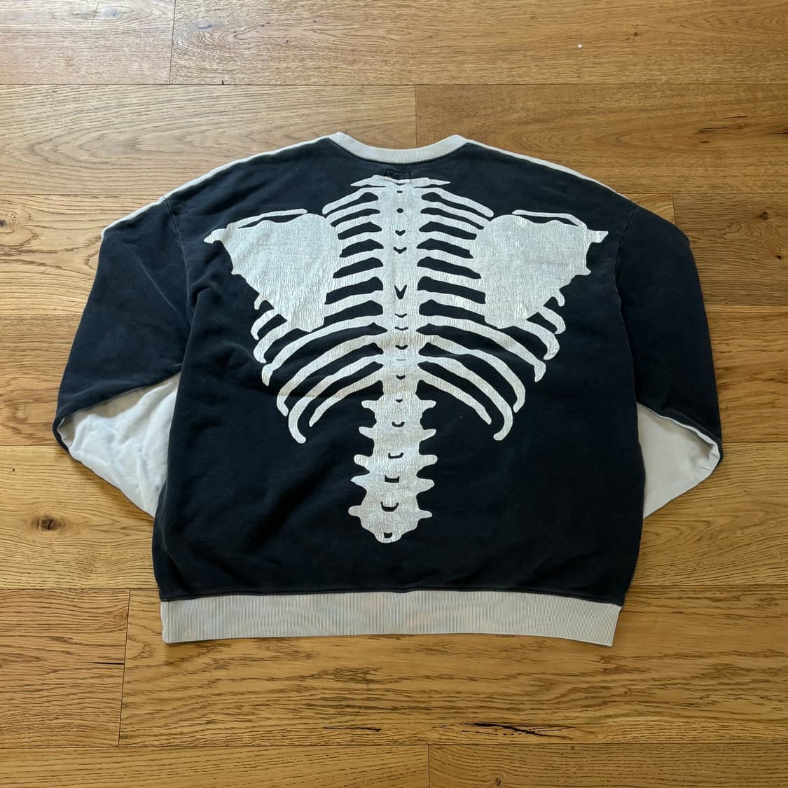 캐피탈 본 스웻셔츠 상품이미지1