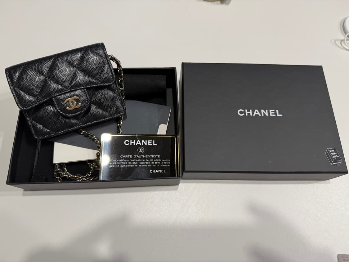 샤넬 클래식 플랩 체인 카드 홀더 그레인드 카프스킨 & 골드 메탈 블랙 상품이미지9