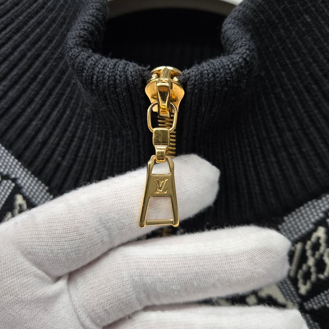 백화점판 / 루이비통 LV 1854 모노그램 금장 니트 집업 M 상품이미지3