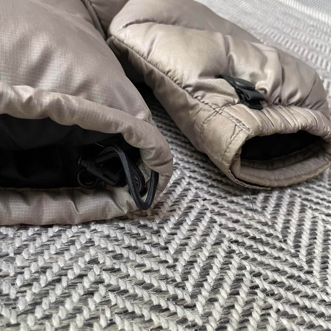 [90] 노스페이스 센터로고 베이지 700 눕시 패딩 상품이미지5