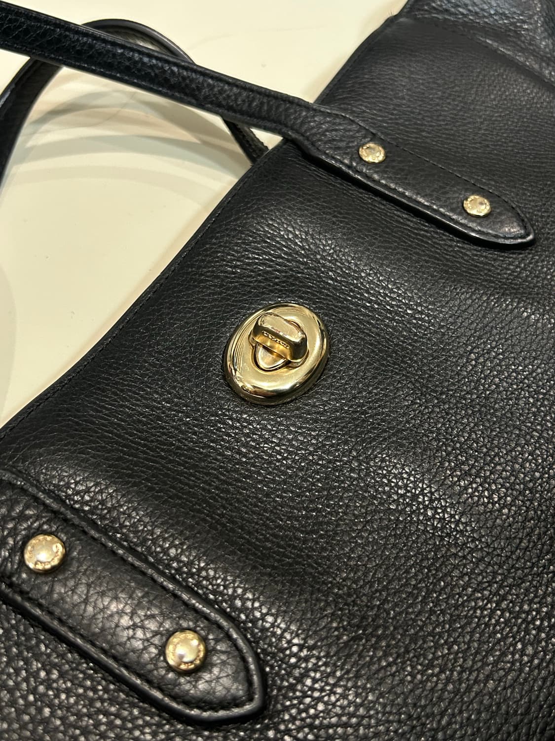 코치 블랙 가죽 숄더백 상품이미지3